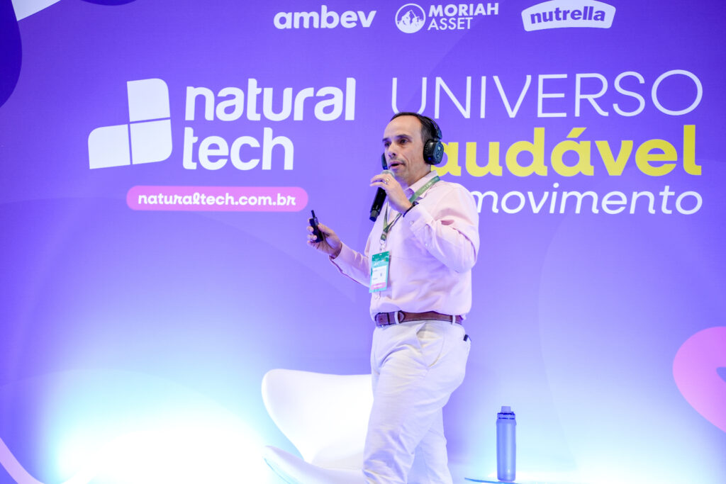 Assis Eloy palestrando no palco da Naturaltech. 